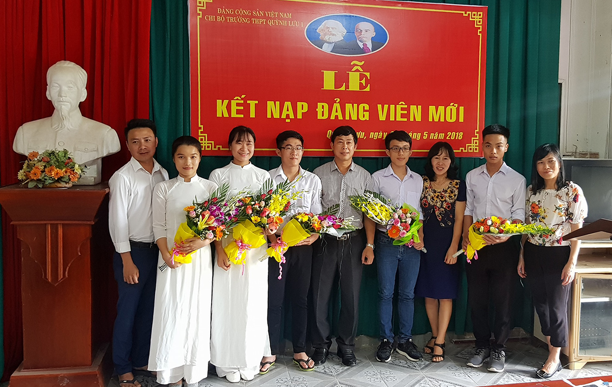 Trường THPT Quỳnh Lưu 1 vinh dự giới thiệu 8 học sinh học lớp cảm tình Đảng và kết nạp 5 đảng viên